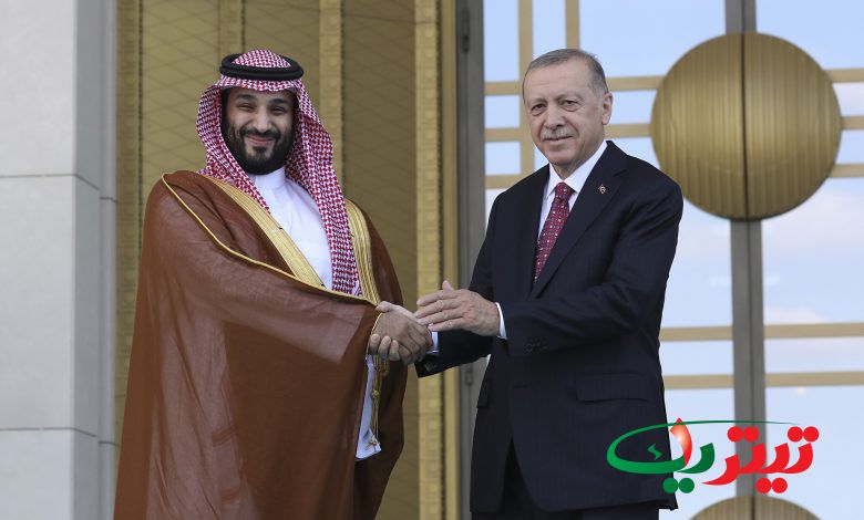 به گزارش تیتر یک آنلاین: به عنوان مثال می‌توان به نحوه اشتراک‌گذاری عکس دست دادن رئیس جمهور ترکیه با ولیعهد عربستان در آنکارا اشاره کرد که توسط دفاتر رسمی ارتباطی ترکیه و عربستان که در روزنامه‌های هر دو کشور منعکس شد.